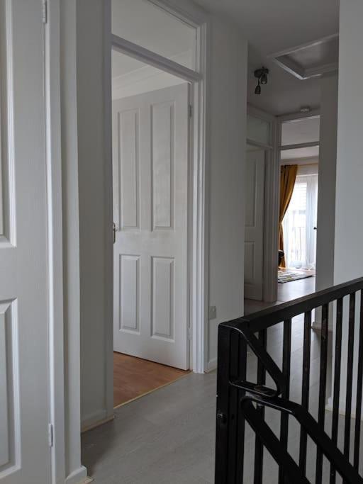 Private 2 Bed Flat Close To Excel & City Airport Лондон Екстер'єр фото