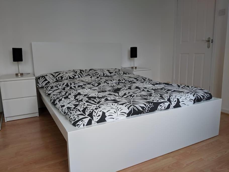 Private 2 Bed Flat Close To Excel & City Airport Лондон Екстер'єр фото