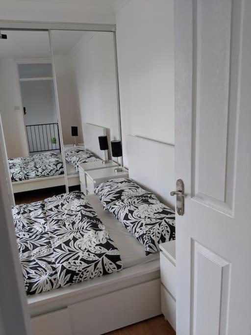Private 2 Bed Flat Close To Excel & City Airport Лондон Екстер'єр фото