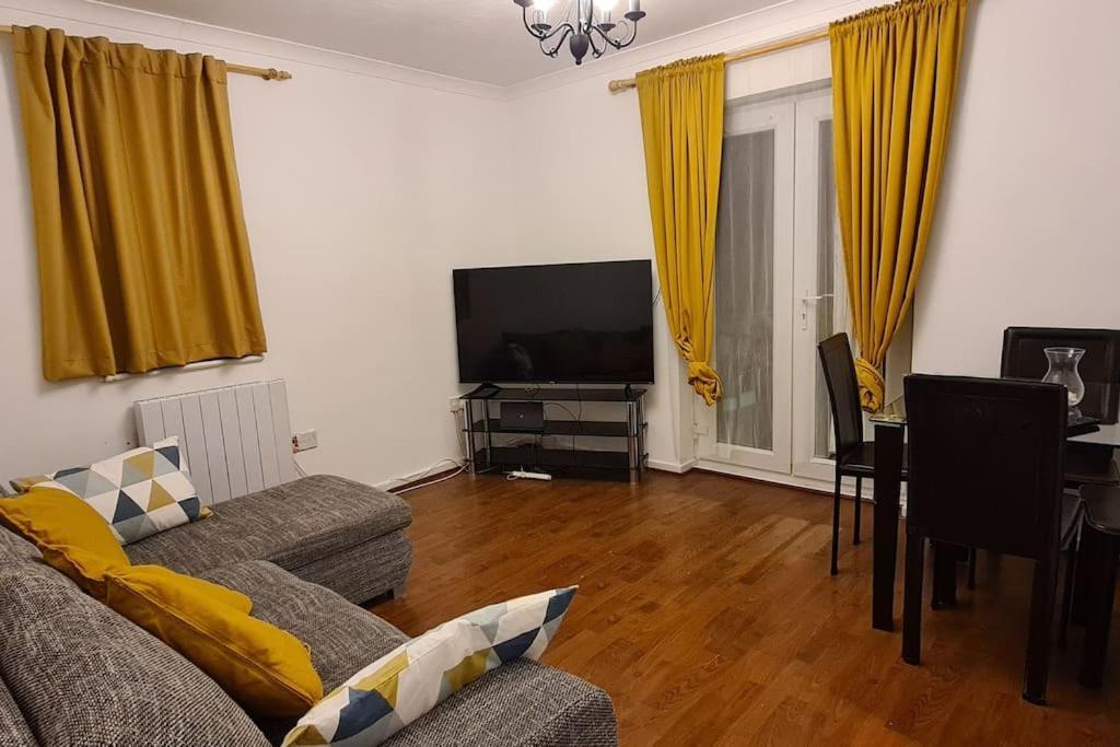 Private 2 Bed Flat Close To Excel & City Airport Лондон Екстер'єр фото