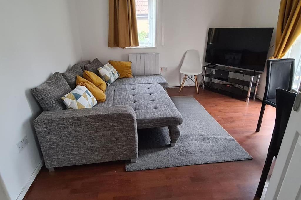 Private 2 Bed Flat Close To Excel & City Airport Лондон Екстер'єр фото