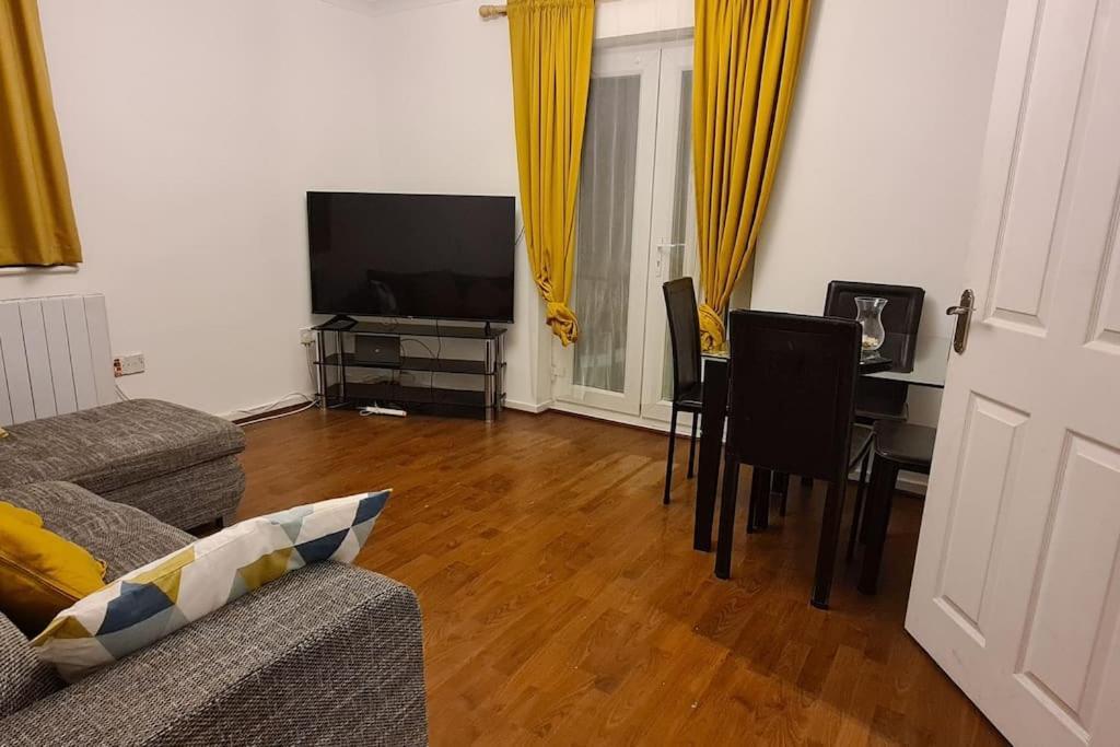 Private 2 Bed Flat Close To Excel & City Airport Лондон Екстер'єр фото