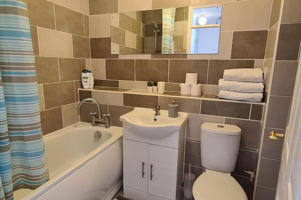 Private 2 Bed Flat Close To Excel & City Airport Лондон Екстер'єр фото
